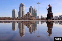 Женщина во время прогулки на площади у мечети "Сердце Чечни" в Грозном, фото ТАСС