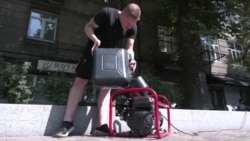 Как украинцы переживают аномальную жару без света? Пляжи, водяные рамки и свидания в магазинах 