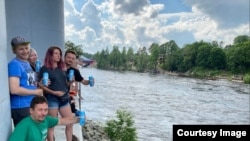 Зрители заплыва на резиновых куклах, в центре – Вара Татосян