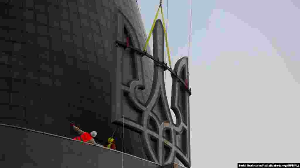  В 2022 году Минкульт&nbsp;провел опрос, чтобы выяснить мнение украинцев о необходимости демонтировать советский герб с памятника &quot;Родина-мать&quot;. Более 90% высказались за, а 85% одобрили идею разместить на щите статуи украинский трезубец.