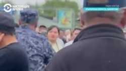 Жители затопленного поселка Кульсары в Казахстане вышли на протесты и требуют помощи от властей 