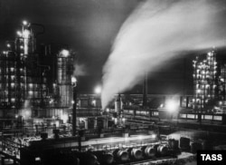 Нефтеперерабатывающий завод, 1961 год. СССР, фото ТАСС