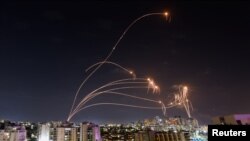 Израильская противоракетная система "Железный купол" перехватывает ракеты, запущенные из сектора Газа, как видно из города Ашкелон, Израиль, 8 октября 2023 года
