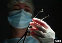 Врач в операционном зале гинекологического отделения, архивное фото