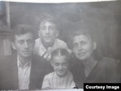 Ревека Рыскина с мужем и детьми в Ленинграде после войны