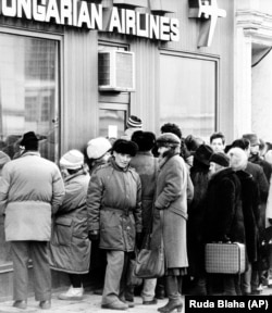Российские евреи стоят в очереди возле офиса венгерской авиакомпании Malev в Москве, пытаясь получить билеты на самолет в Венгрию или Румынию — два транзитных пункта для советских эмигрантов на пути в Израиль. СССР, 12 декабря 1989 года, фото AP/Ruda Blaha