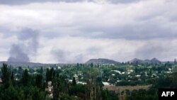 Дым с места боев между украинскими военными и пророссийскими сепаратистами в Ясиноватой вблизи Донецка. Август 2014 года