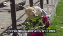 Жители Сум несут цветы и игрушки к месту, где два ребенка погибли от ракетного удара РФ: "Здесь страшно находиться, но мы живем"