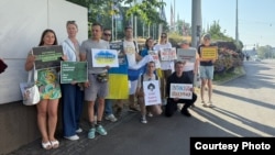 Дарья (крайняя слева) во время акции в поддержку Украины