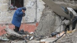 Женщина пытается найти тело своего сына среди обломков дома, разрушенного во время вторжения России в Бородянку, Киевская область, 9 апреля 2022 года