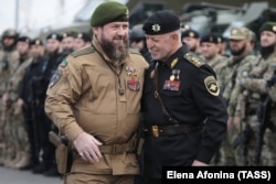 Глава Чечни Рамзан Кадыров и министр внутренних дел Чеченской Республики Руслан Алханов во время торжественного построения сотрудников силовых структур Чеченской республики, октябрь 2022, фото ТАСС