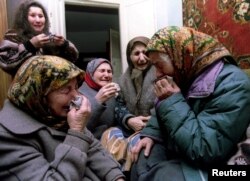 Жительницы села Бутан оплакивают смерть 32-летнего Руслана Албаркова и его двоюродного брата 17 января 1995 года