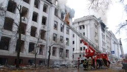 Пожарные тушат здание Харьковского национального университета, пострадавшее от обстрела. 2 марта 2022 года. Фото: Reuters