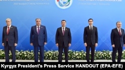  Лидеры стран Центральной Азии (слева направо): президент Казахстана Касым-Жомарт Токаев, президент Таджикистана Эмомали Рахмон, президент Кыргызстана Садыр Жапаров, президент Туркменистана Сердар Бердымухамедов, президент Узбекистана Шавкат Мирзиёев, 21 июля 2022 года