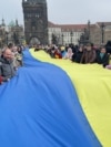Украинцы разворачивают флаг своей страны на Карловом мосту в Праге. Чехия, 19 января 2025 года 