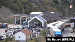 КПП "Дариали" в Грузии на границе с РФ ("Верхний Ларс" с российской стороны)
