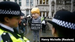 Протесты у здания Верховного суда против Бориса Джонсона