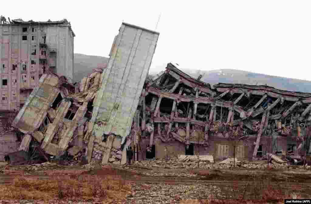 У многих зданий в Спитаке треснул фундамент, они кренились и падали как подкошенные. В СМИ стали появляться материалы о халатности при строительстве зданий. 12 декабря 1988 года