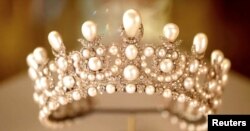 Тиара, украшенная жемчугом, которую носила французская императрица Евгения, – один из предметов, украденных во время ограбления парижского Лувра 19 октября 2025 года