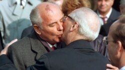 Председатель Верховного совета СССР Михаил Горбачев и председатель Госсовета ГДР Эрих Хонеккер на церемонии, посвященной 40-летию основания ГДР в Восточном Берлине, 6 октября 1989 года 