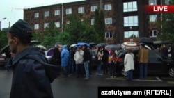 Активисты в Ереване блокируют здания судов