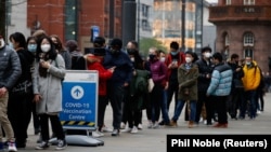 Очередь за вакциной против COVID-19 и бустерными дозами. Манчестер, Великобритания, 14 декабря 2021 года 