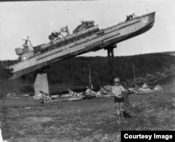 Памятник катеру