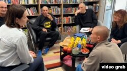 Светлана Тихановская встречается с Игорем Карнеем и другими освобожденными белорусскими политзаключенными