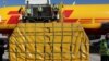 Погрузка посылок на почтовый самолет DHL
