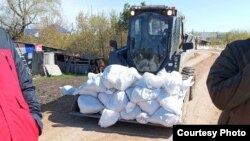 Жители села Казанское на строительстве дамбы