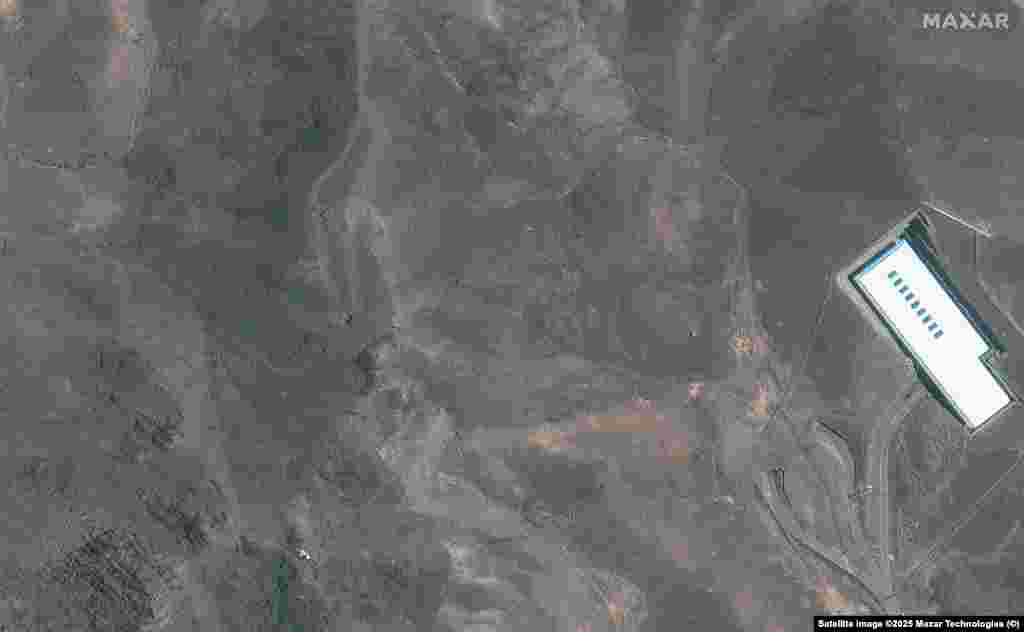 Снимок от 22 июня показывает пепел, которым покрыта площадка завода