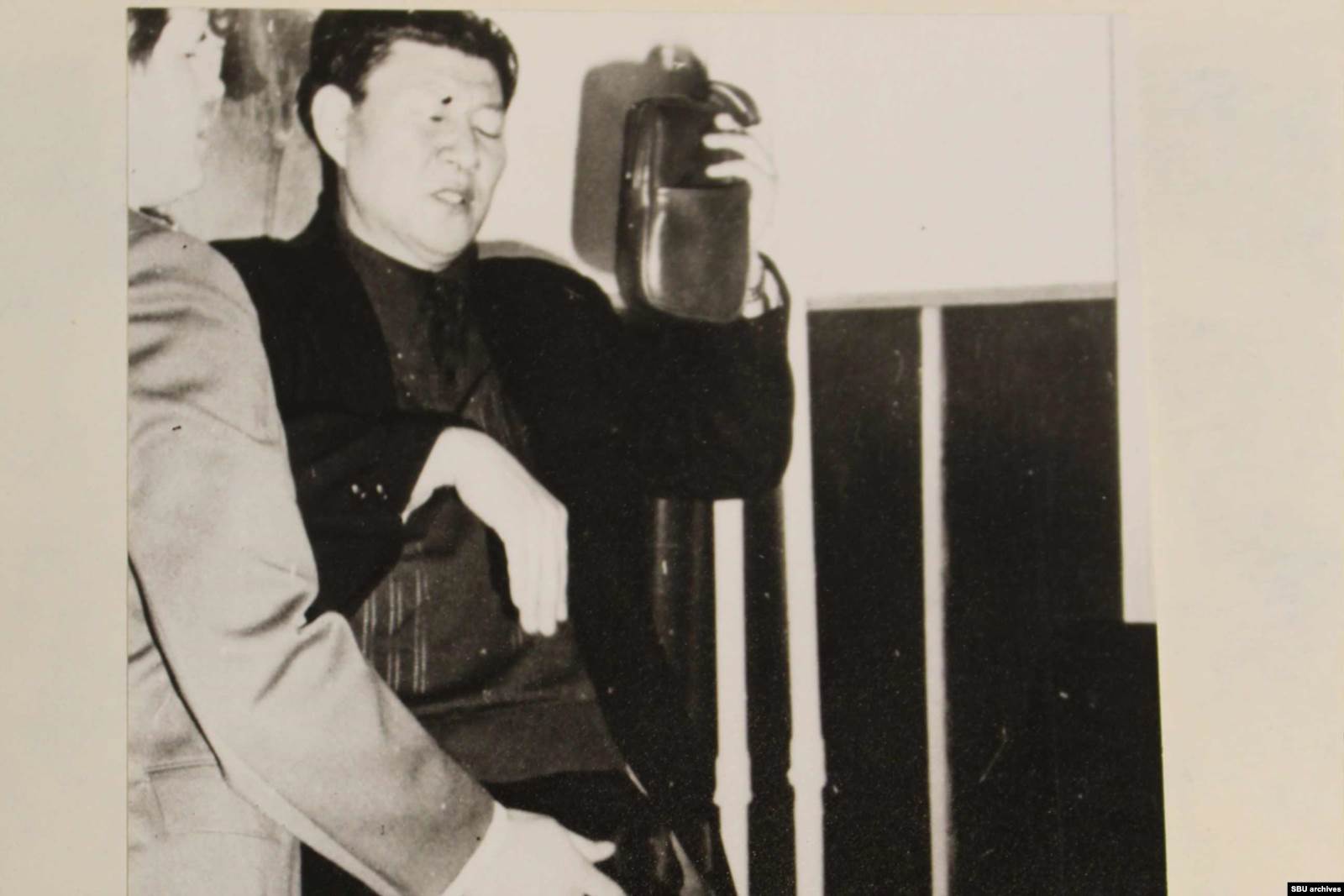  Снимки Хен Кым Сера после задержания. На фото: изъятый автомат и удостоверение помощника военного атташе посольства КНДР