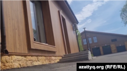 Часть территории объекта, на котором работали строители. Фото сделано на камеру смартфона из-под ворот. Астана, 28 апреля 2025 года