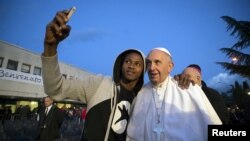 Папа Франциск фотографируется с мигрантом