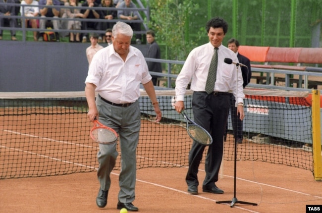 Президент России Борис Ельцин (слева) и глава администрации президента РФ Борис Немцов на теннисном корте, Нижний Новгород, 1994 год