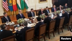 Лидеры государств Центральной Азии на саммите «Центральная Азия — США» сидят напротив президента Соединенных Штатов Дональда Трампа и членов его администрации. Вашингтон, 6 ноября 2025 года