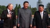 Президент России Владимир Путин беседует с лидером Китая Си Цзиньпином и лидером Северной Кореи Ким Чен Ыном после групповой фотографии перед военным парадом, 3 сентября 2025 года. Фото AFP