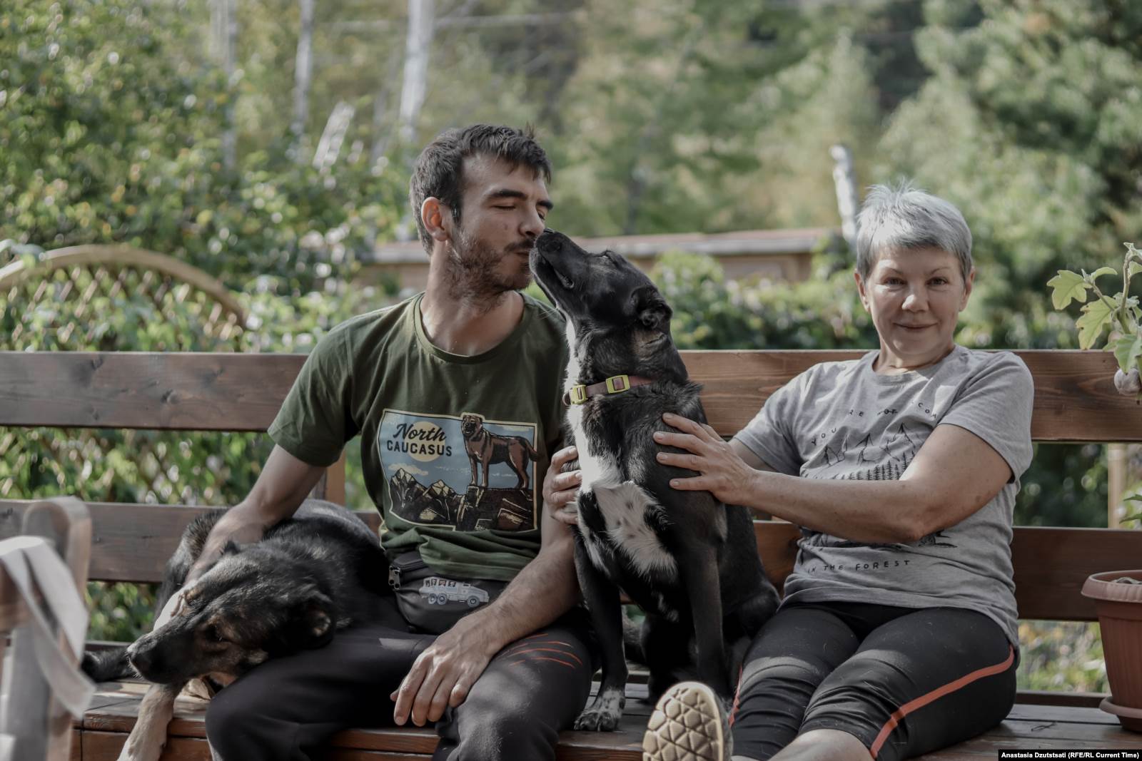 Роман Белоусов и его мать Елена в приюте для животных 50pets