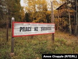 Восстановленный знак на месте бывшего трудового лагеря в Яхимове. Надпись гласит: "Трудом к свободе"