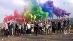 "На улице к тебе могут подойти и ударить". ЛГБТ в Грузии борются за свои права