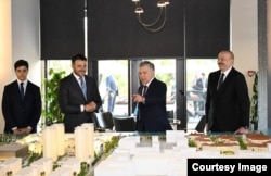 Президент Узбекистана Шавкат Мирзиёев в сопровождении главы Азербайджана знакомится с курортным комплексом Sea Breeze на берегу Каспия. Фото: Пресс-служба президента Узбекистана