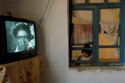 Девочка смотрит телевизор. Деревня ромов вблизи Бухары -- одно из любимейших мест Анзора для съемок