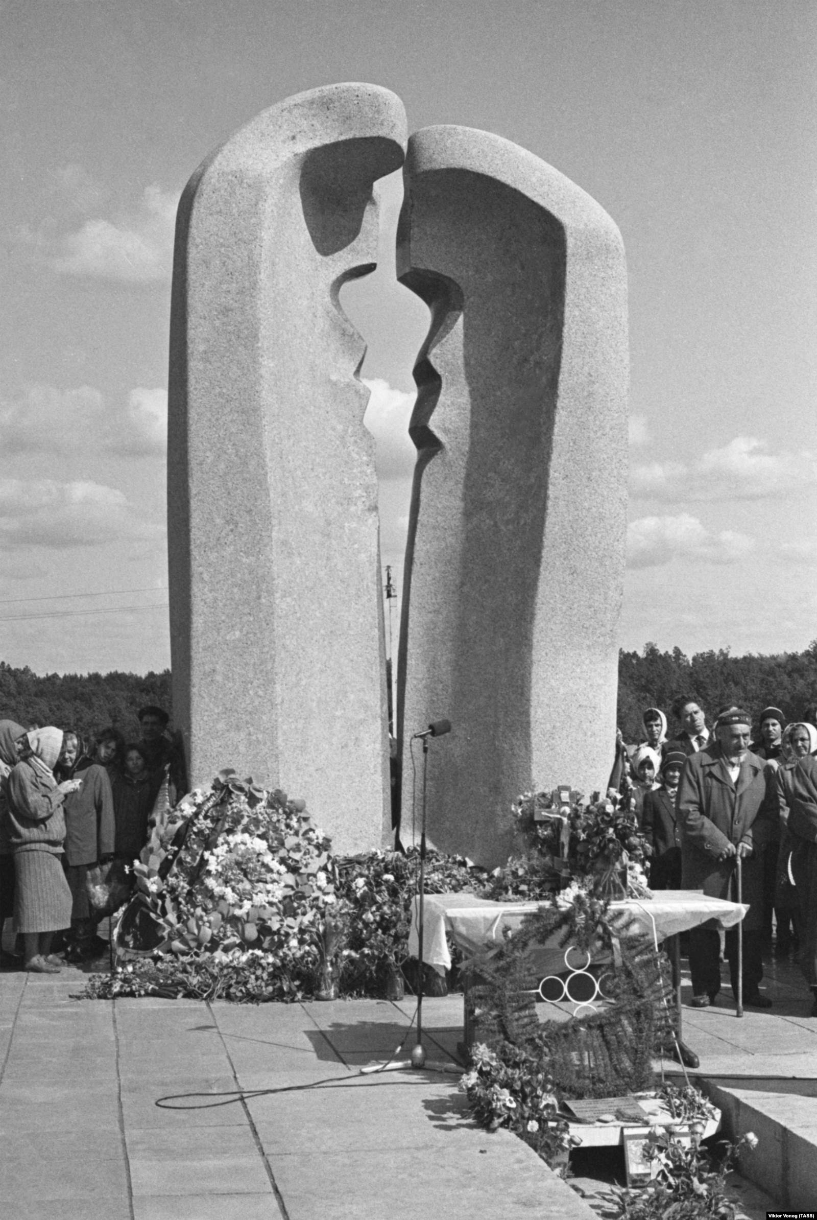 Обелиск на месте катастрофы, июнь 1992 года