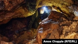 Исследователь Якуб Кристек в частично обрушенной урановой шахте на юге Чешской Республики, где была прекращена добыча в 1960-х годах 