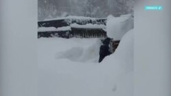 "Ну как, земляки, откопались?" Город Риддер на востоке Казахстана завалило снегом, сугробы доходят до полутора метров