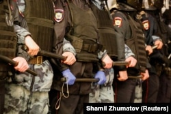 Центр Москвы был оцеплен полицией и наводнен автозаками еще днем, однако силовики не задерживали протестующих и не пытались их разгонять. Фото: Reuters