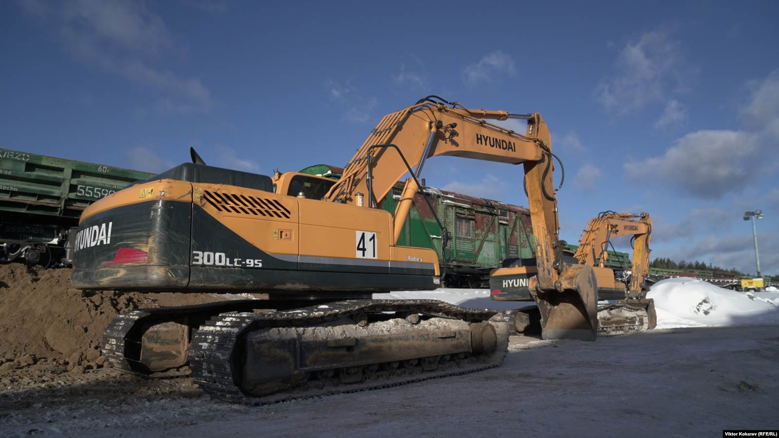 Экскаватор вблизи станции Шиес. Фото: RFE/RL