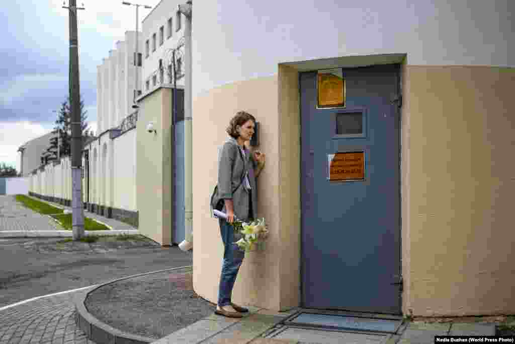 Ольга Северинец ждет освобождения мужа у стен ИВС на Окрестина, Минск (22 июля 2020).&nbsp; Второе место в категории&nbsp;&quot;Срочные новости&quot;, автор &ndash; Надя Бужан