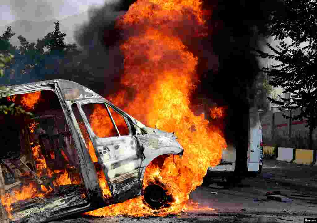 Штурм резиденции экс-президента Кыргызстана Алмазбека Атамбаева в августе 2019 года.&nbsp; Атамбаев стал единственным (на тот момент) президентом в странах Центральной Азии, который не стал менять конституцию, чтобы иметь возможность дольше оставаться у власти и мирно передал пост своему сменщику Сооронбаю Жээнбекову. Но между двумя политиками возник конфликт, в результате которого Атамбаев был лишен статуса экс-президента и неприкосновенности от уголовного преследования. В августе 2019 года спецназ взял штурмом его резиденцию под Бишкеком и арестовал политика