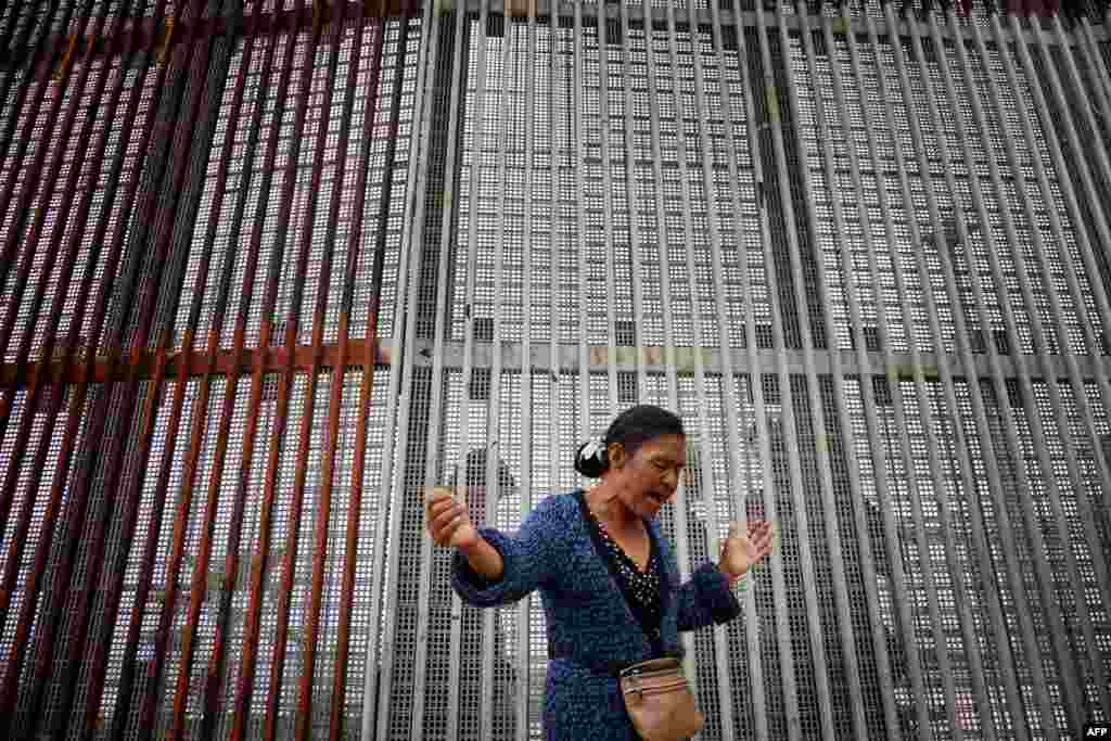 Одно из главных предвыборных оещаний президента США Дональда Трампа &ndash; возвести стену на границе с Мексикой. Через несколько дней после вступления в должность он подписал указ о строительстве, которое начнется в течение нескольких месяцев. Но мало кто знает, что власти США еще 1993 году построили забор на границе с Мексикой, чтобы ограничить приток нелегальной иммиграции длиной в 520 км